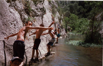 Les Jeunes font du sport et plongent dans l'eau